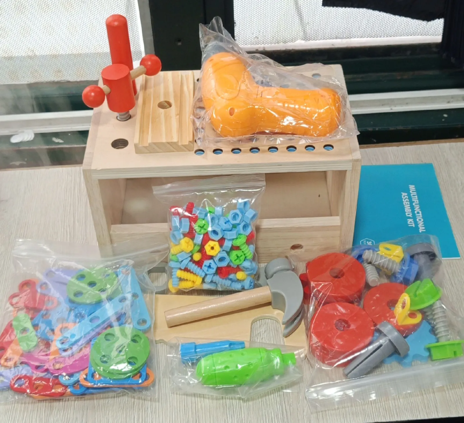 CAJA DE HERRAMIENTAS EN MADERA MONTESSORI 1