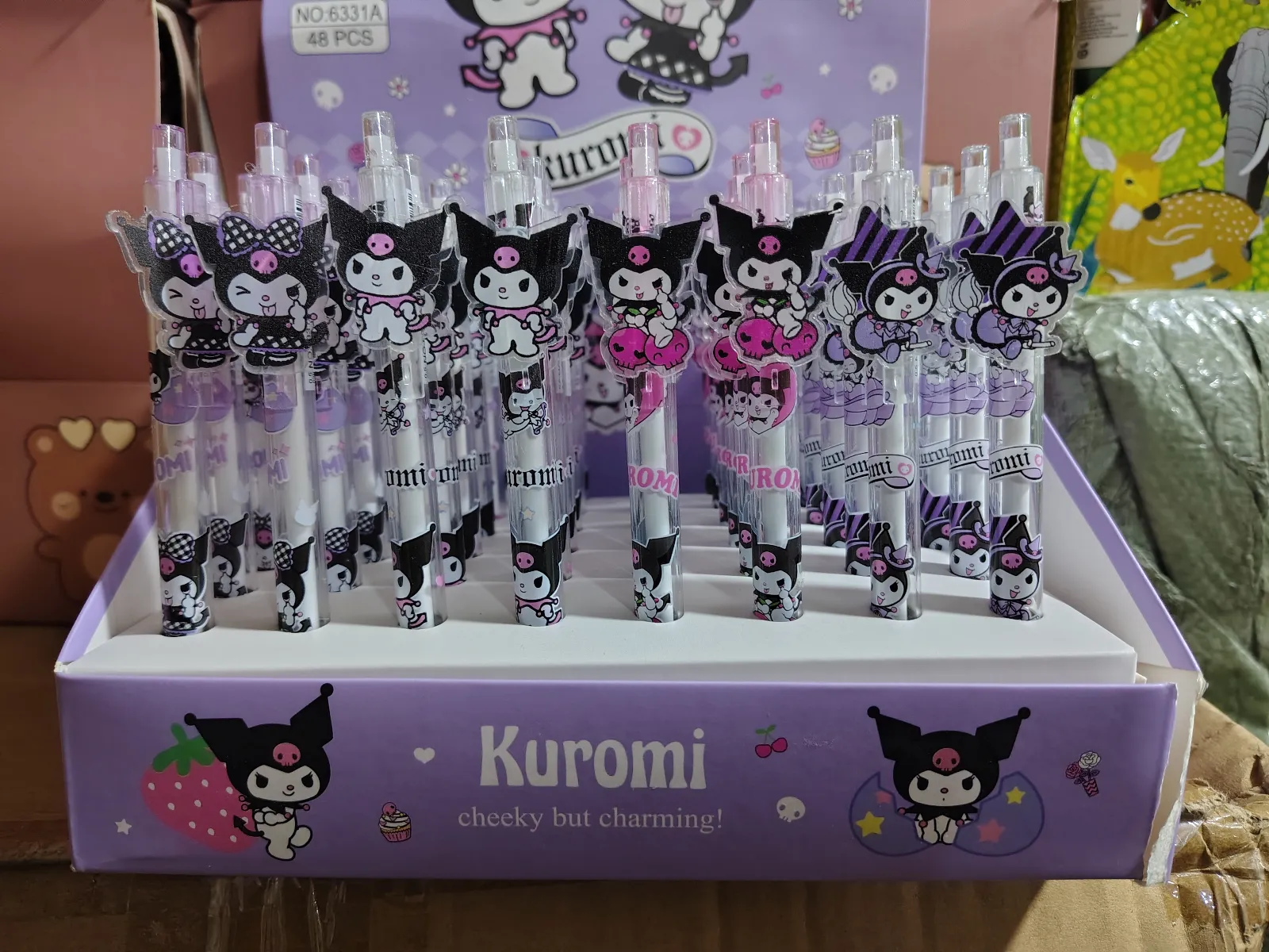 ESFERO PIN KUROMI ESCOBA  1